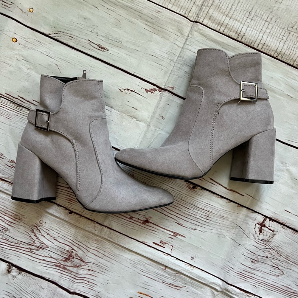 Charlotte Russe Low cut, light gray, sexy suede ankle boots w/heel size 8